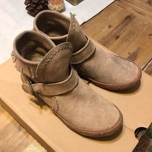 UGG light brown leather/ bohemian style